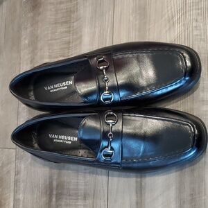 Like NEW - Van Heusen Size 9 Men's Black Dress Shoes